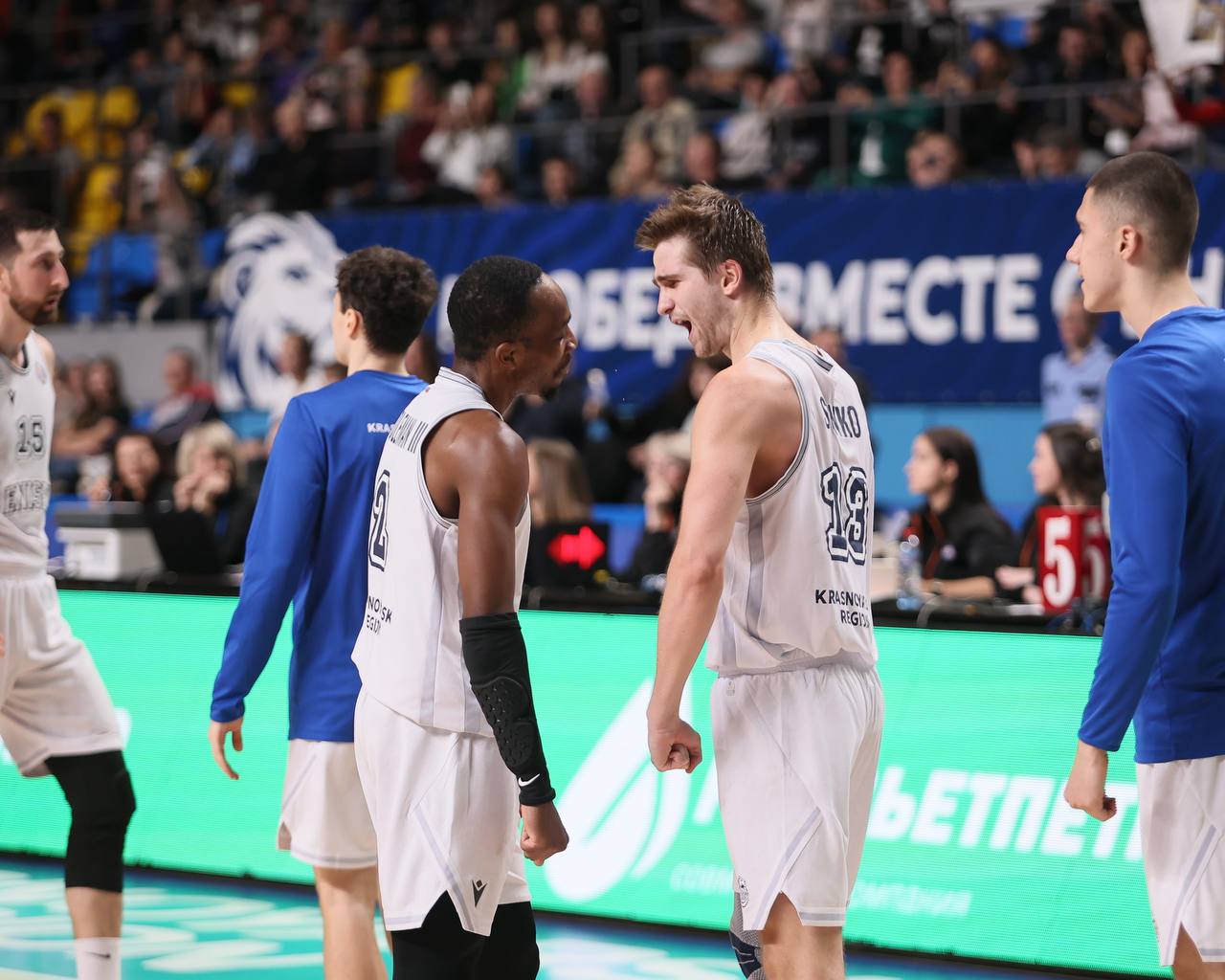 «Енисей» побеждает «Зенит»