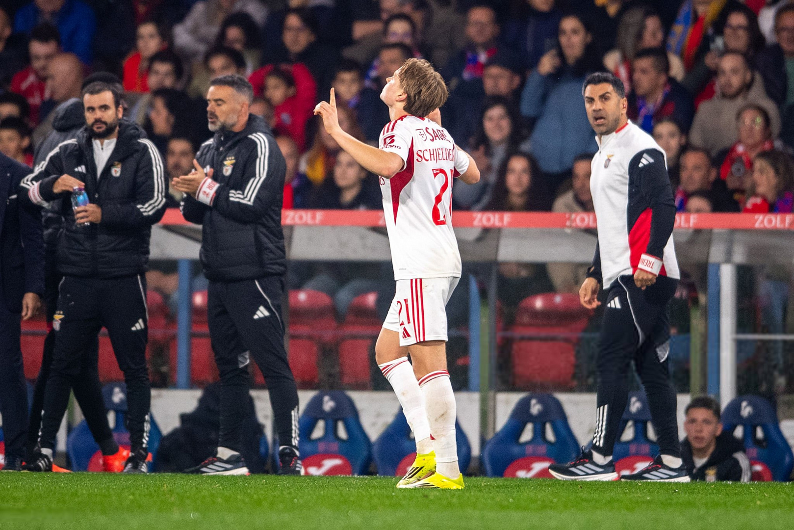 «Бенфика» не отстает от конкурентов!